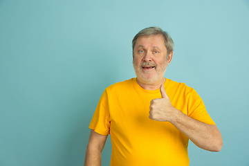 Image showing Caucasian senior man\'s portrait isolated on blue studio background