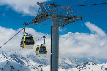 Image showing Cable car over ski valley