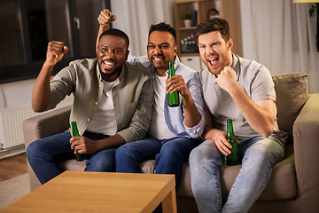 Image showing happy male friends or fans drinking beer at home