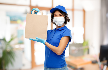 Image showing delivery woman in mask with food in bag at office