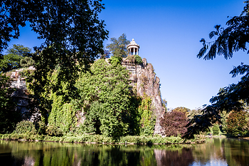 Image showing Sibyl temple and lake in Buttes-Chaumont Park, Paris