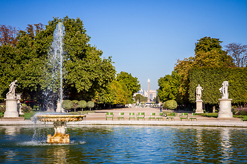 Image showing Tuileries Garden pond, Obelisk and triumphal arch, Paris, France