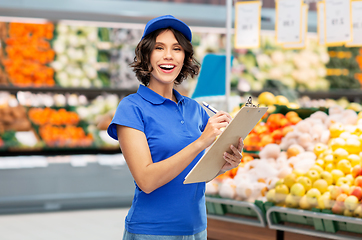 Image showing delivery woman with clipboard or grocery store