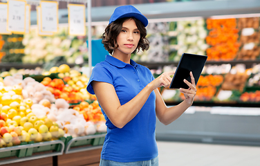 Image showing delivery girl with tablet pc at grocery store