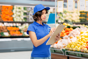 Image showing delivery woman with clipboard or grocery store