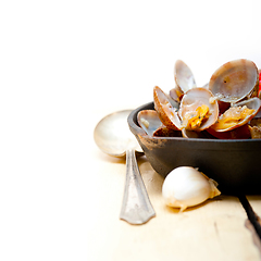 Image showing fresh clams on an iron skillet