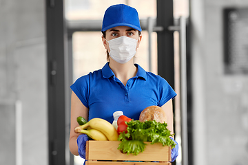 Image showing delivery woman in face mask with food in box