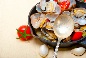 Image showing fresh clams on an iron skillet