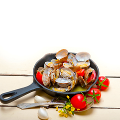 Image showing fresh clams on an iron skillet