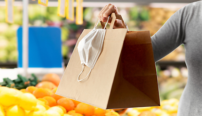 Image showing woman with shopping bag and mask at grocery