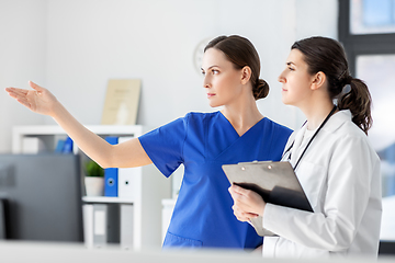 Image showing nurse showing something to doctor at hospital