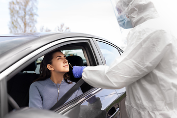 Image showing healthcare worker making coronavirus test at car