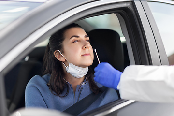 Image showing healthcare worker making coronavirus test at car