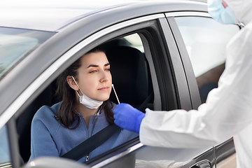 Image showing healthcare worker making coronavirus test at car