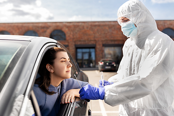 Image showing healthcare worker making coronavirus test at car