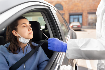 Image showing healthcare worker making coronavirus test at car