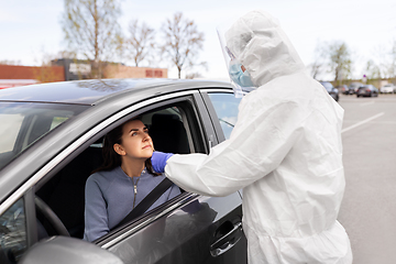 Image showing healthcare worker making coronavirus test at car