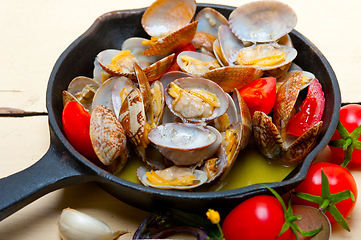 Image showing fresh clams on an iron skillet