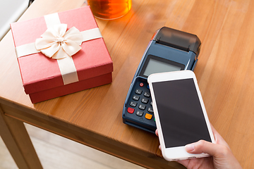 Image showing Cellphone pay on pos machine with the gift