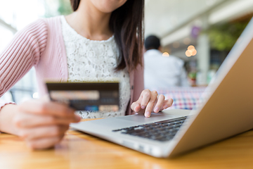 Image showing Woman using credit card to pay the bill