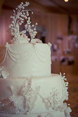 Image showing Beautiful white wedding cake