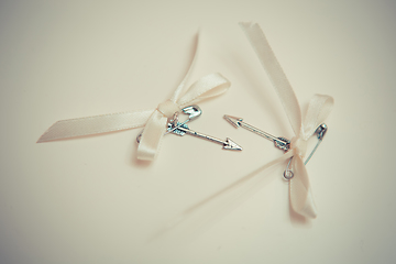 Image showing Silver arrows of love with bows.