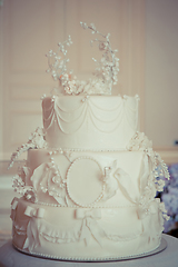 Image showing Beautiful white wedding cake