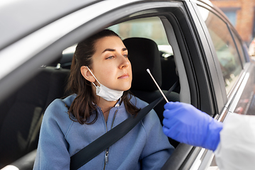 Image showing healthcare worker making coronavirus test at car