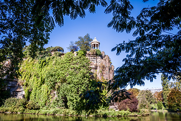 Image showing Sibyl temple and lake in Buttes-Chaumont Park, Paris