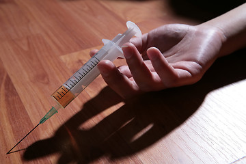 Image showing hand and syringe