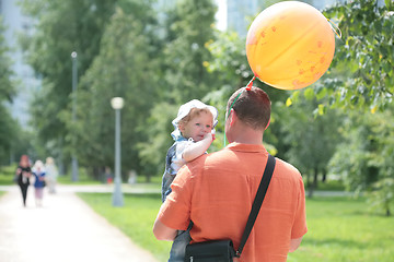 Image showing small daughter on hand father