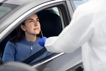 Image showing healthcare worker making coronavirus test at car