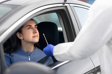 Image showing healthcare worker making coronavirus test at car