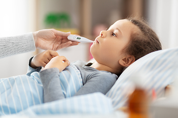 Image showing mother and sick daughter measuring temperature