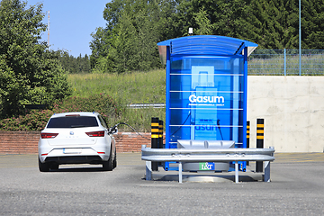 Image showing White Seat Leon TGI car being refueled biogas at Gasum CNG stati