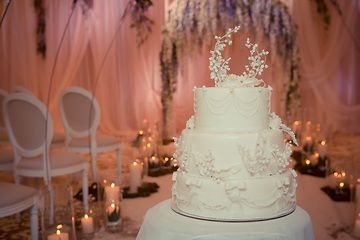Image showing Beautiful white wedding cake