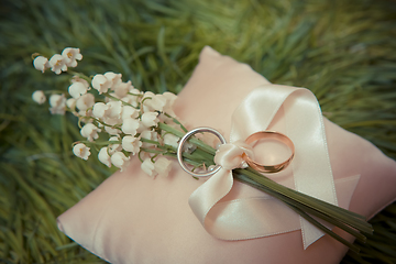 Image showing white gold wedding rings with a bouquet 