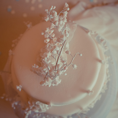 Image showing Beautiful white wedding cake