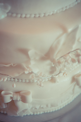 Image showing Beautiful white wedding cake