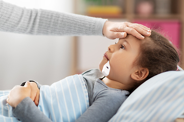 Image showing mother and sick daughter measuring temperature