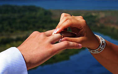 Image showing Wedding rings exchange between groom and bride