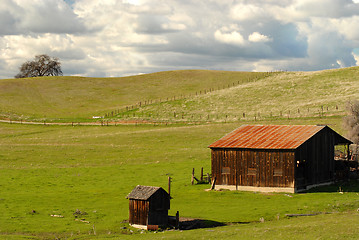 Image showing A lone barn and shed on a California hillside