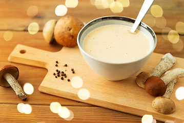 Image showing mushroom cream soup in bowl on cutting board
