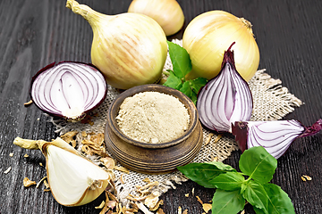 Image showing Onion powder in bowl on wooden board