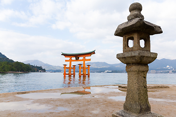 Image showing itsukushima shrine japan miyajima torii gate