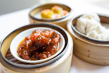 Image showing Chinese dim sum inside bamboo tray