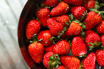 Image showing Strawberry soaking water in bowl