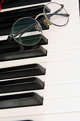 Image showing spectacles on piano