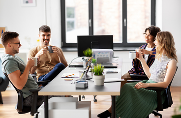 Image showing team of startuppers drinking coffee at office