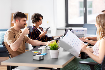 Image showing team of startuppers drinking coffee at office